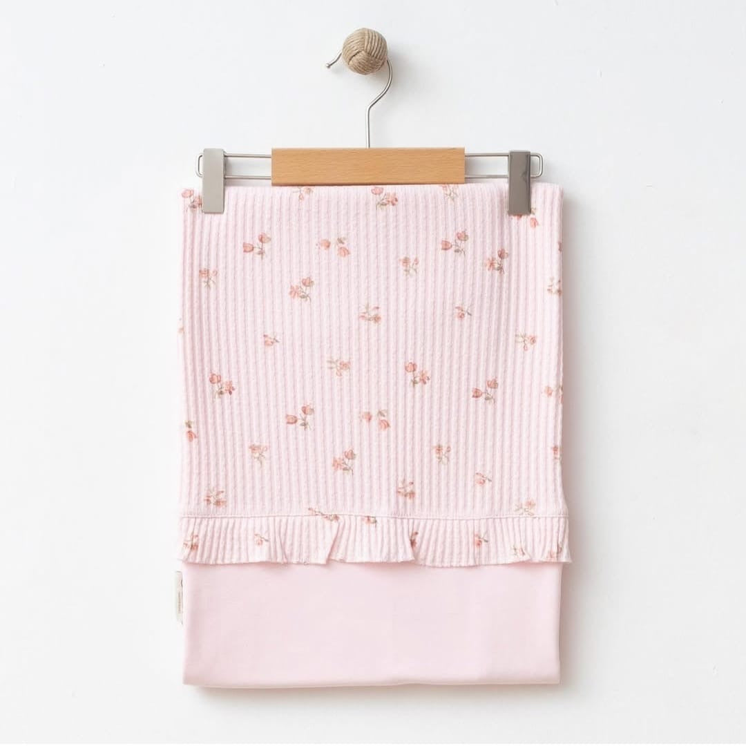 Couverture Bébé en Maille Côtelée – Rose Pastel & Imprimé Floral