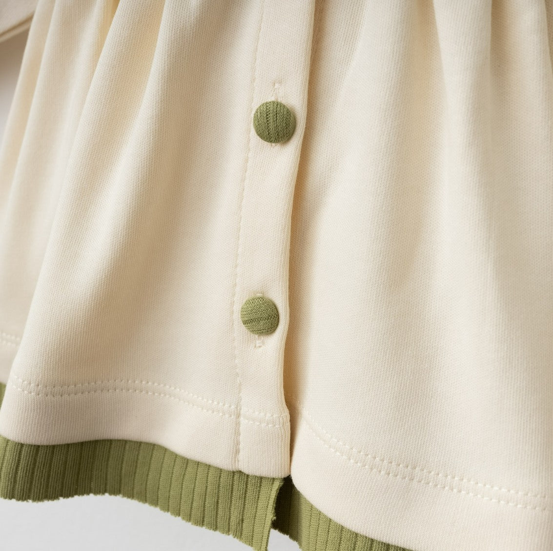 Ensemble naissance écru et vert sauge fleuri – douceur et élégance pour bébé 🤍🌿