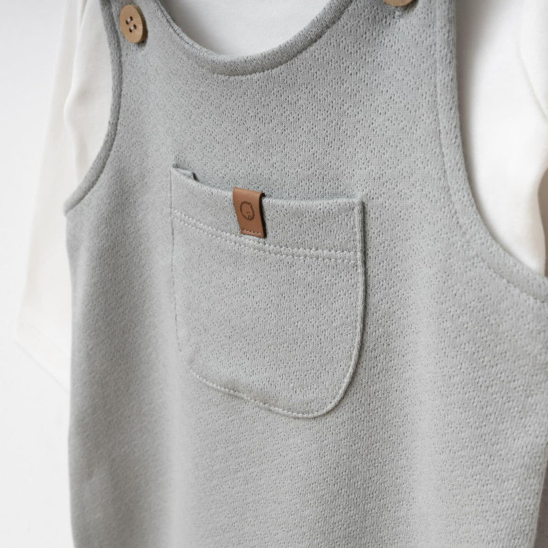 Ensemble naissance gris salopette et body – douceur et confort pour bébé 🤍✨