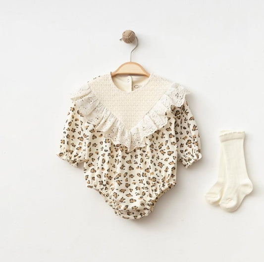 Ensemble Bébé 2 Pièces – Barboteuse Léopard & Col Dentelle Vintage