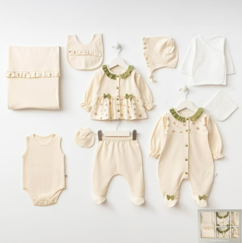 Coffret naissance 9 pièces ivoire & vert tendre – Élégance et douceur pour les premiers jours de bébé 🤍