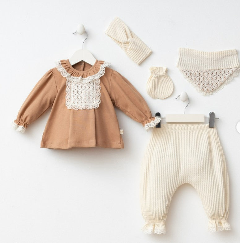 Ensemble naissance camel et écru avec dentelle – douceur et élégance pour bébé 🤍✨