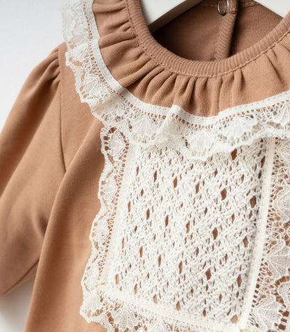Ensemble naissance camel et écru avec dentelle – douceur et élégance pour bébé 🤍✨
