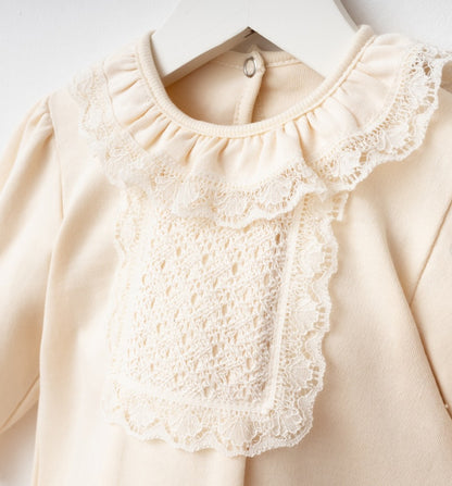 Ecrufarbenes Geburts-Set mit Spitze – Zartheit und Eleganz für Babys 🤍✨
