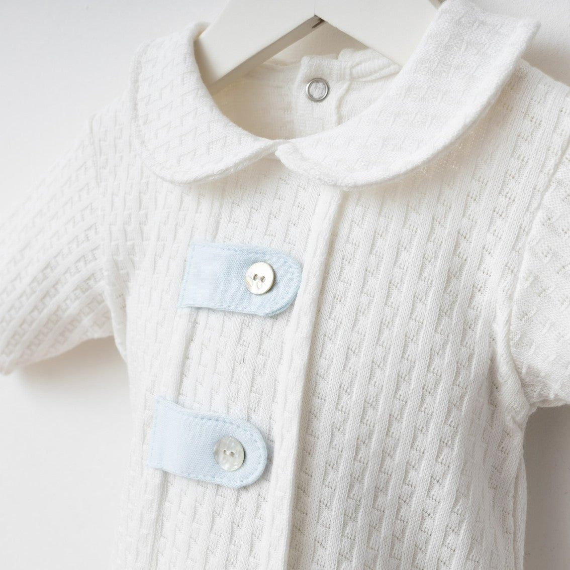 Ensemble naissance blanc et bleu ciel – douceur et élégance pour bébé 🤍🩵