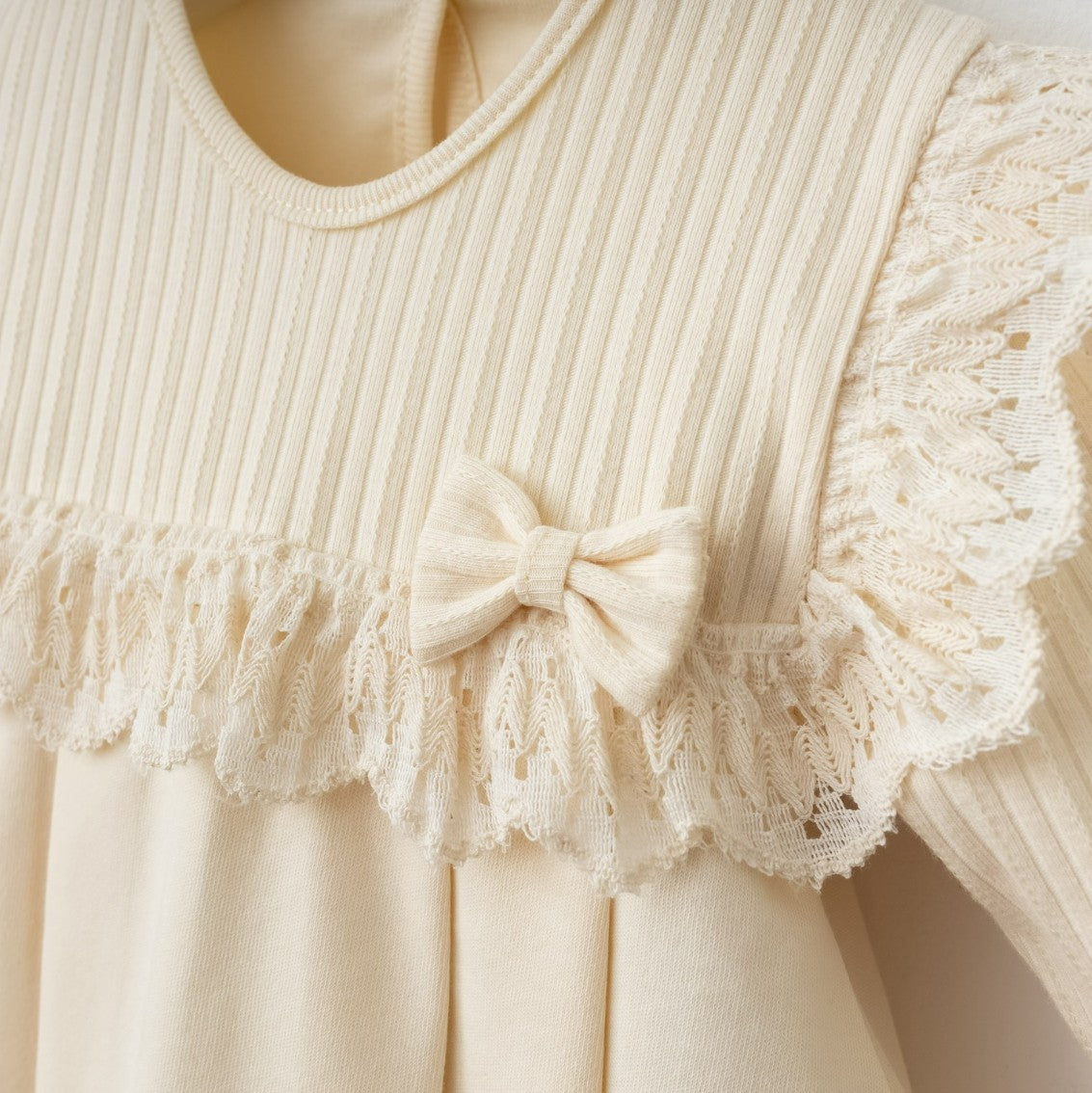 Ensemble naissance écru avec volants et nœud – douceur et élégance pour bébé 🤍✨