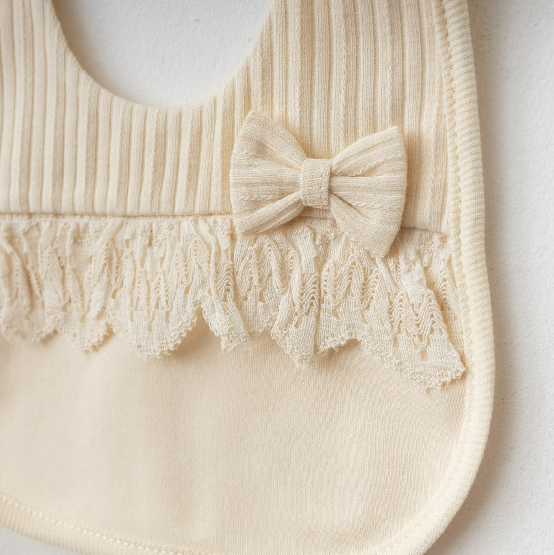 Ensemble naissance écru avec volants et nœud – douceur et élégance pour bébé 🤍✨