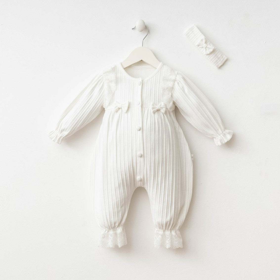 Ensemble naissance écru avec petits nœuds – douceur et élégance pour bébé 🤍✨