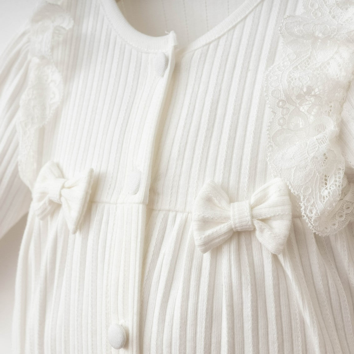 Ensemble naissance écru avec petits nœuds – douceur et élégance pour bébé 🤍✨
