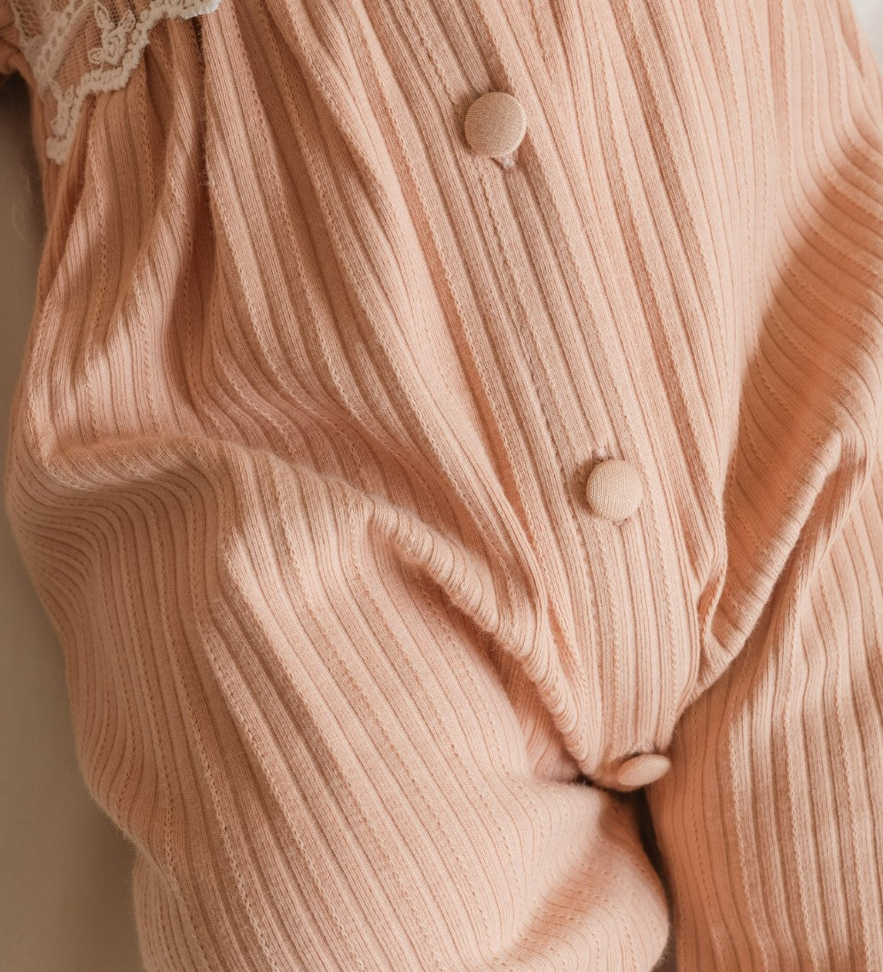 Ensemble naissance rose nude avec dentelle – douceur et élégance pour bébé 🤍✨