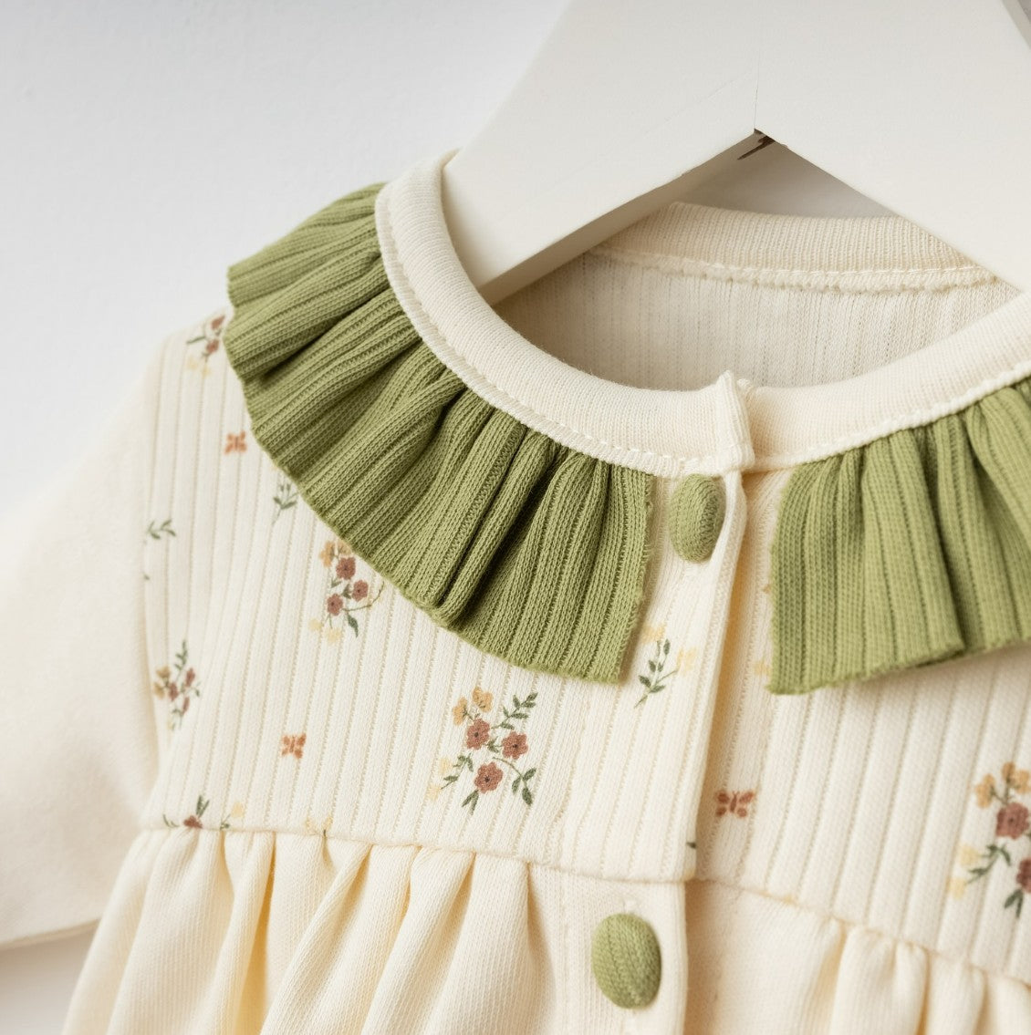 Ensemble naissance écru et vert sauge fleuri – douceur et élégance pour bébé 🤍🌿