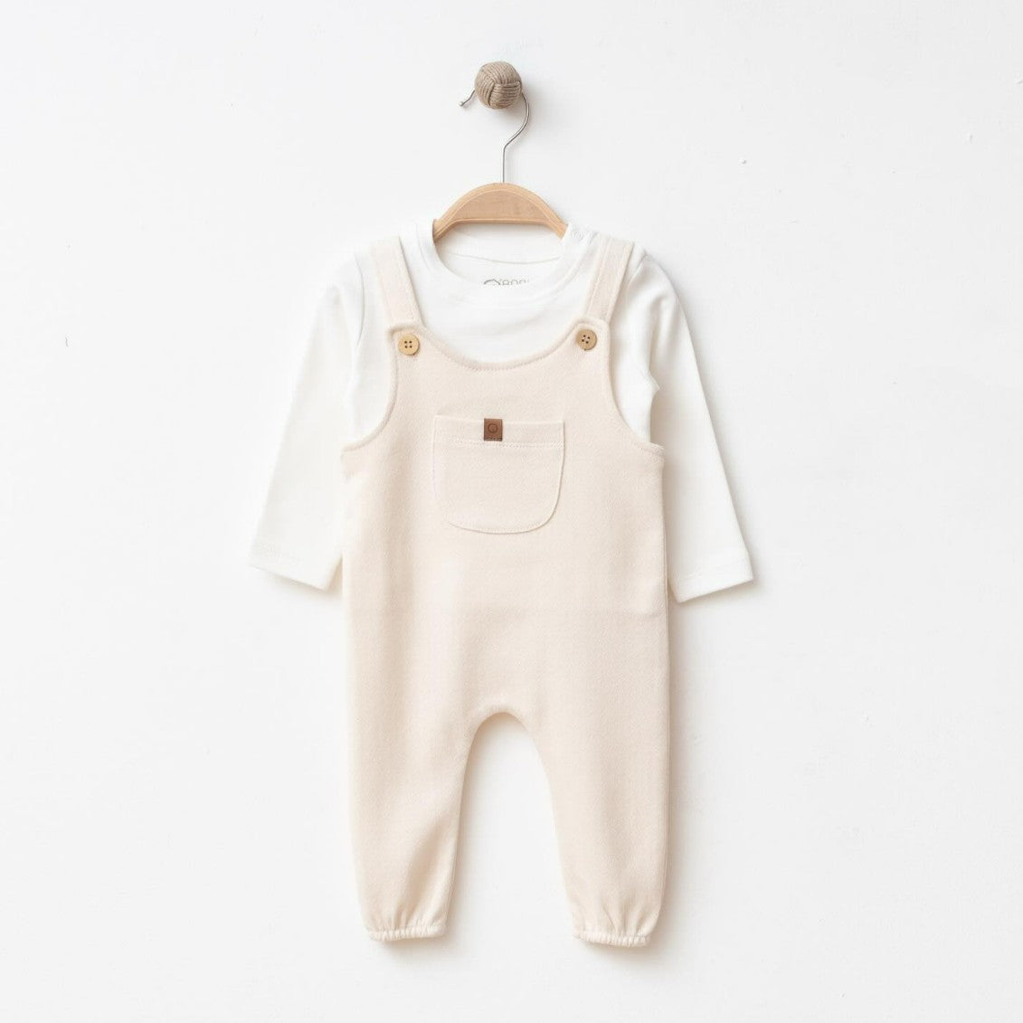 Ensemble naissance salopette écrue et body blanc – douceur et élégance pour bébé 🤍✨