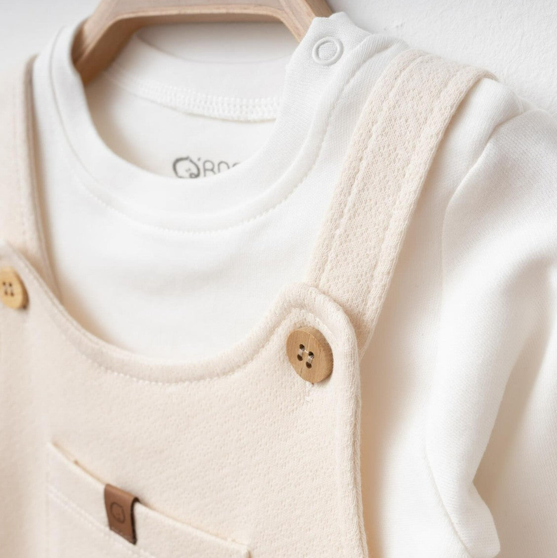 Ensemble naissance salopette écrue et body blanc – douceur et élégance pour bébé 🤍✨