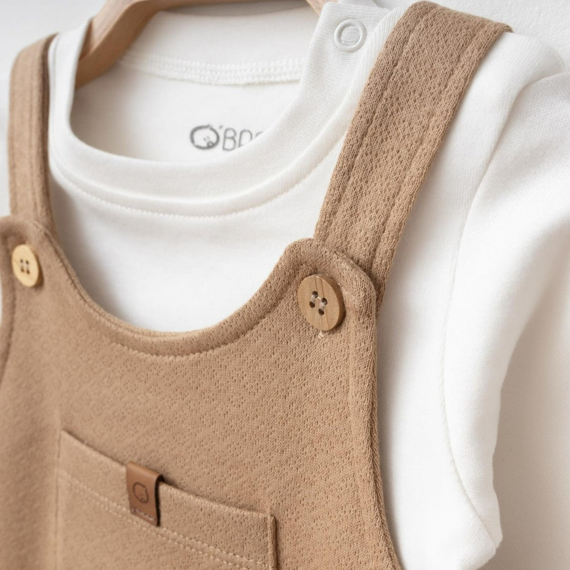 Ensemble naissance beige camel salopette et body – douceur et élégance pour bébé 🤍✨