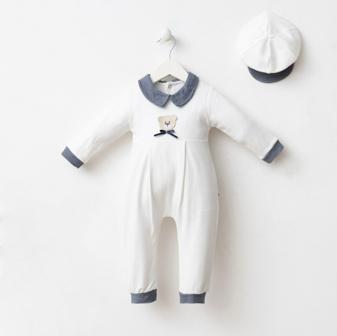 Ensemble naissance blanc et gris avec ourson – Élégance et douceur pour bébé 🤍🧸✨