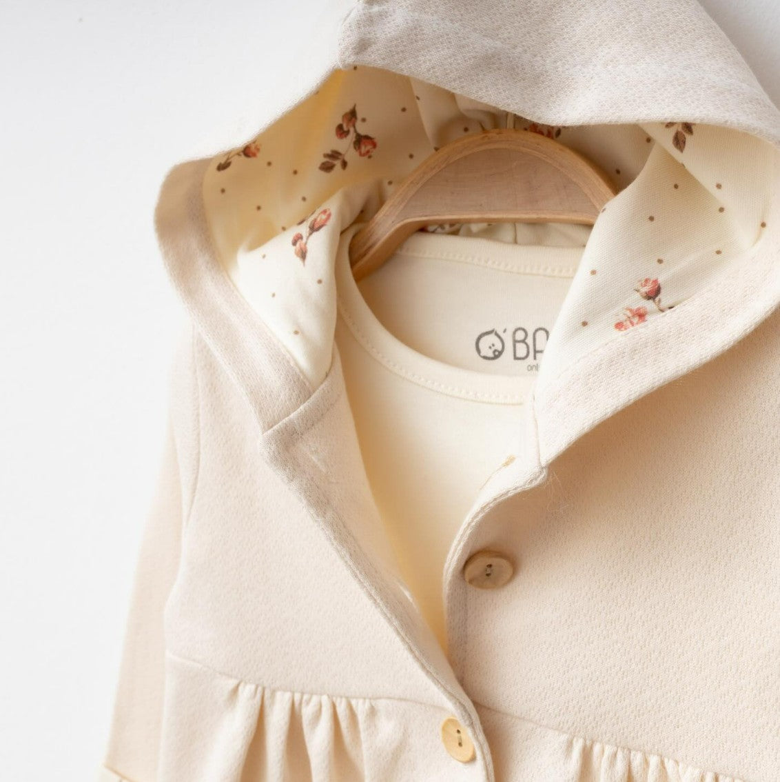 Ensemble naissance écru à capuche – Douceur naturelle et élégance pour bébé 🤍🌸✨