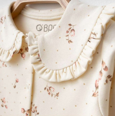Ensemble naissance écru fleuri avec col à volants – Douceur et élégance pour bébé 🤍🌸✨