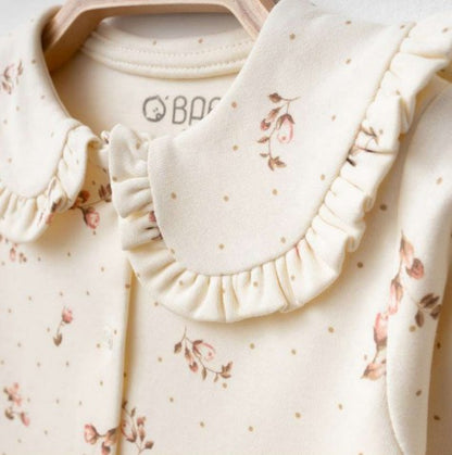 Ensemble naissance écru fleuri avec col à volants – Douceur et élégance pour bébé 🤍🌸✨