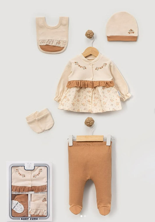 Coffret naissance bébé beige & camel – tenue complète élégante avec robe-gilet 🤎