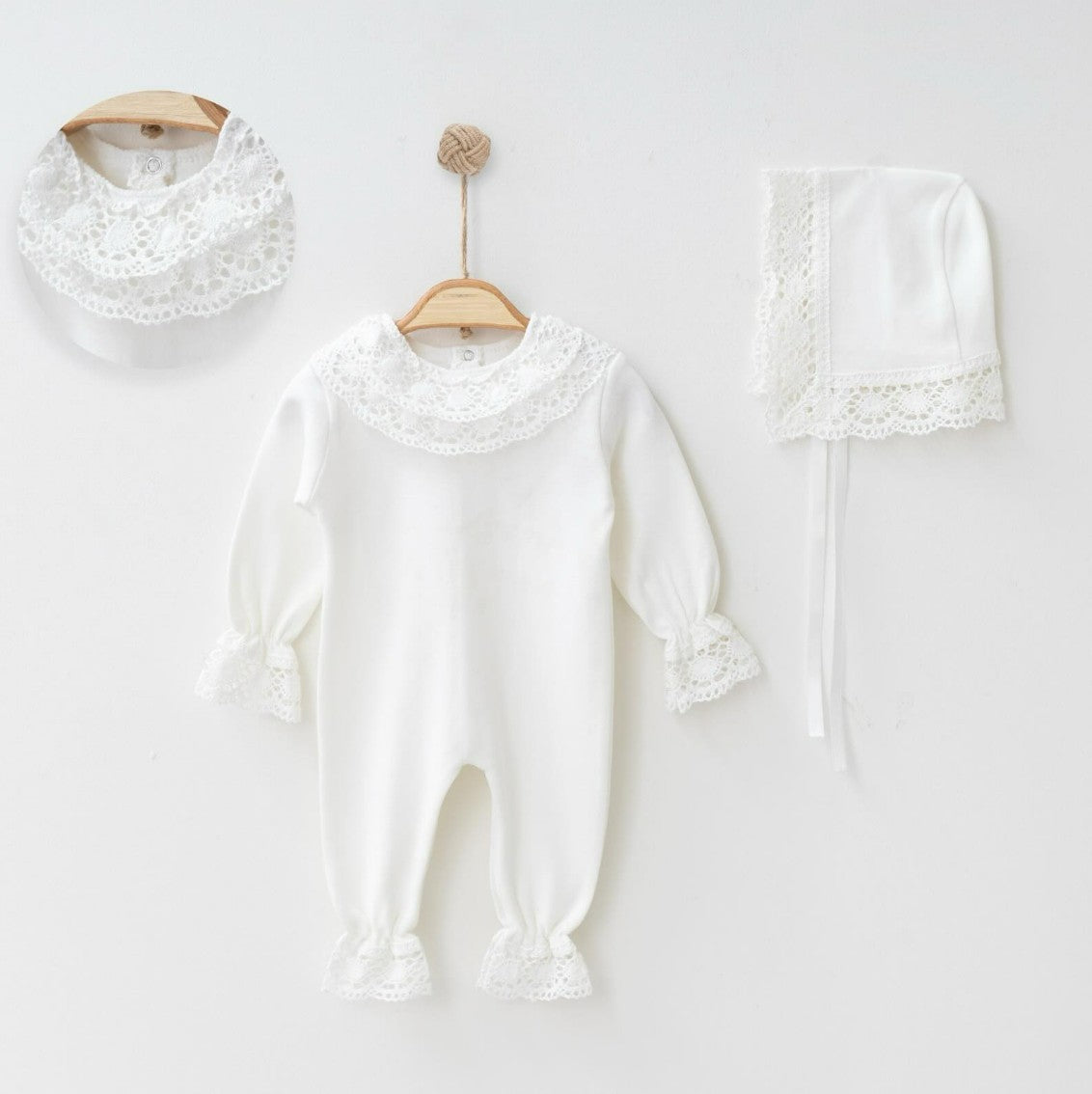 Ensemble naissance blanc dentelle bébé – pyjama, bonnet & bavoir élégant 🤍✨