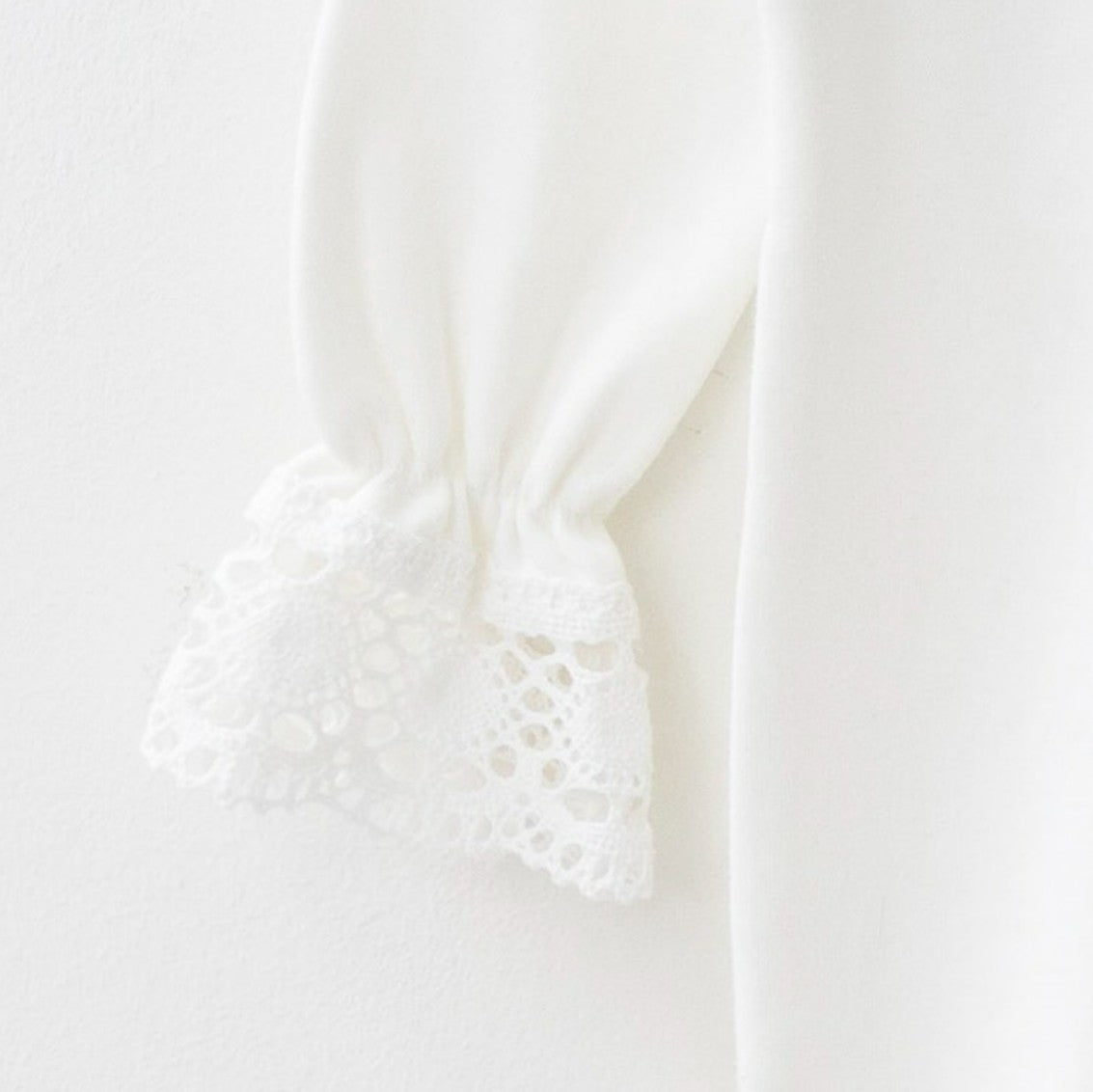 Ensemble naissance blanc dentelle bébé – pyjama, bonnet & bavoir élégant 🤍✨