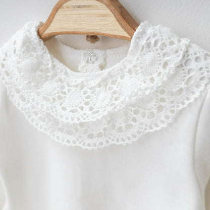 Ensemble naissance blanc dentelle bébé – pyjama, bonnet & bavoir élégant 🤍✨