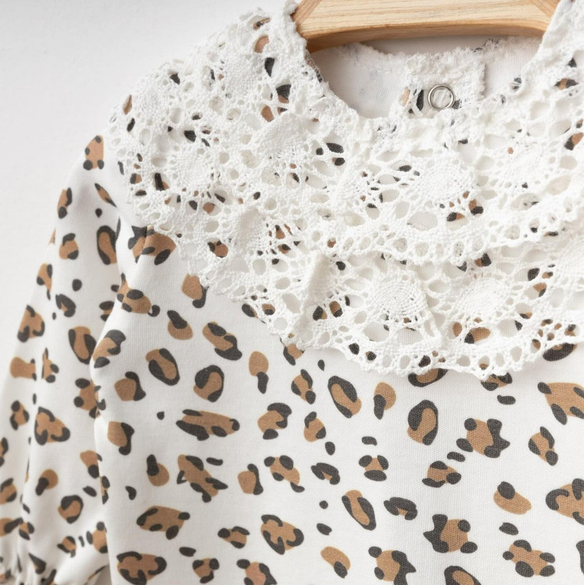 Ensemble bébé léopard & dentelle – Élégance douce et tendance 🐆🤍