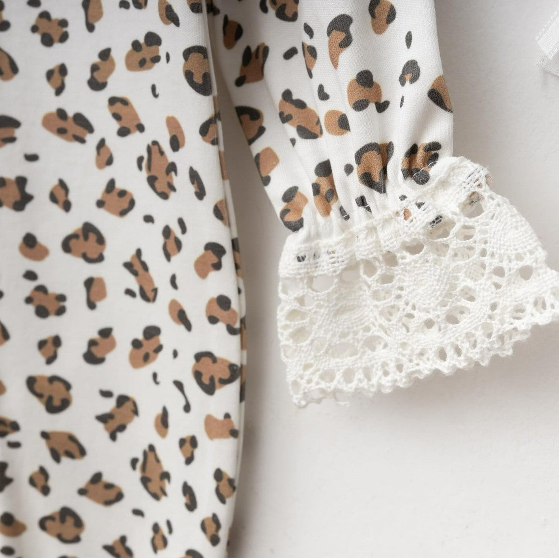 Ensemble bébé léopard & dentelle – Élégance douce et tendance 🐆🤍