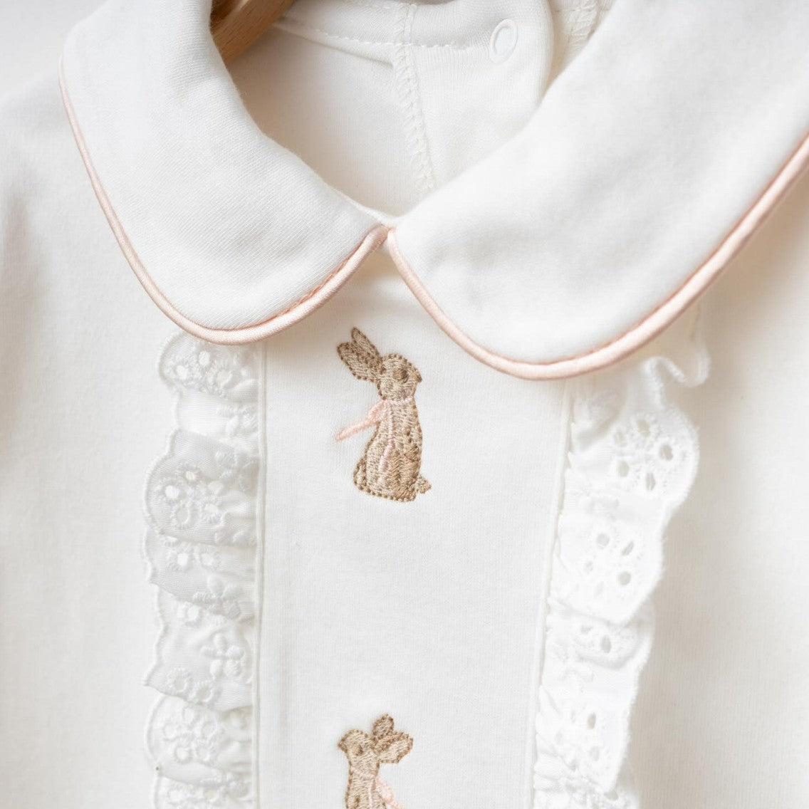 Ensemble bébé blanc élégant avec broderies lapins et béguin assorti 🤍👶