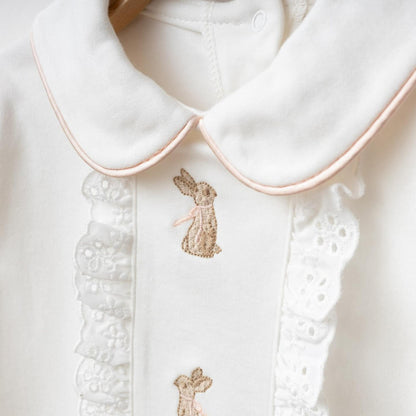 Ensemble bébé blanc élégant avec broderies lapins et béguin assorti 🤍👶