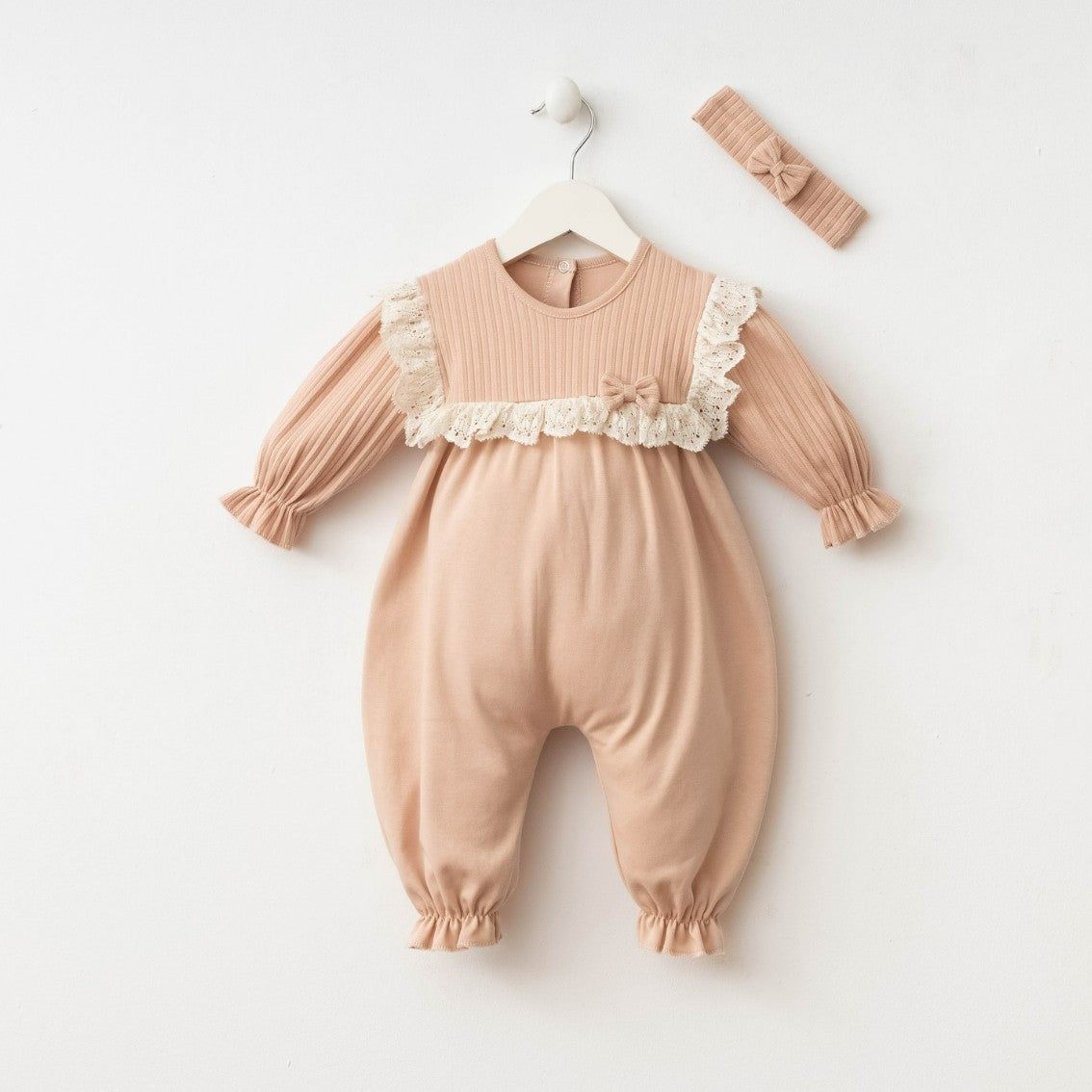 Combinaison bébé élégante nude avec dentelle & bandeau – Style romantique 🤍🎀✨
