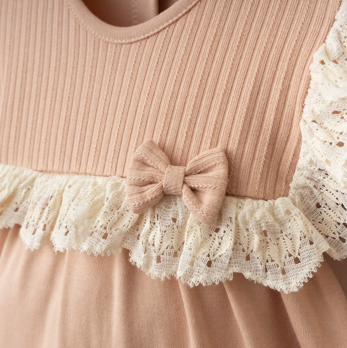 Combinaison bébé élégante nude avec dentelle & bandeau – Style romantique 🤍🎀✨