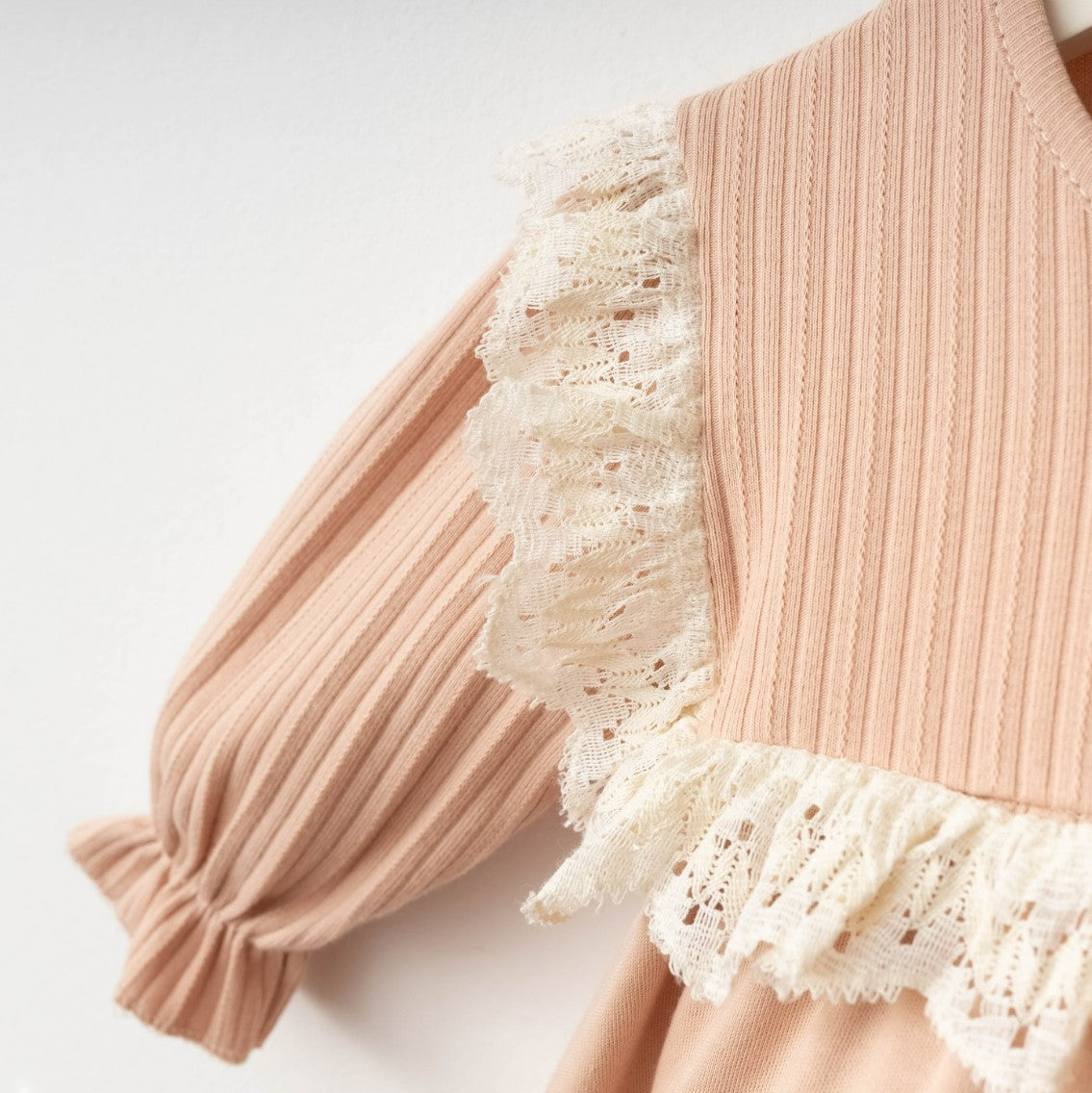 Combinaison bébé élégante nude avec dentelle & bandeau – Style romantique 🤍🎀✨