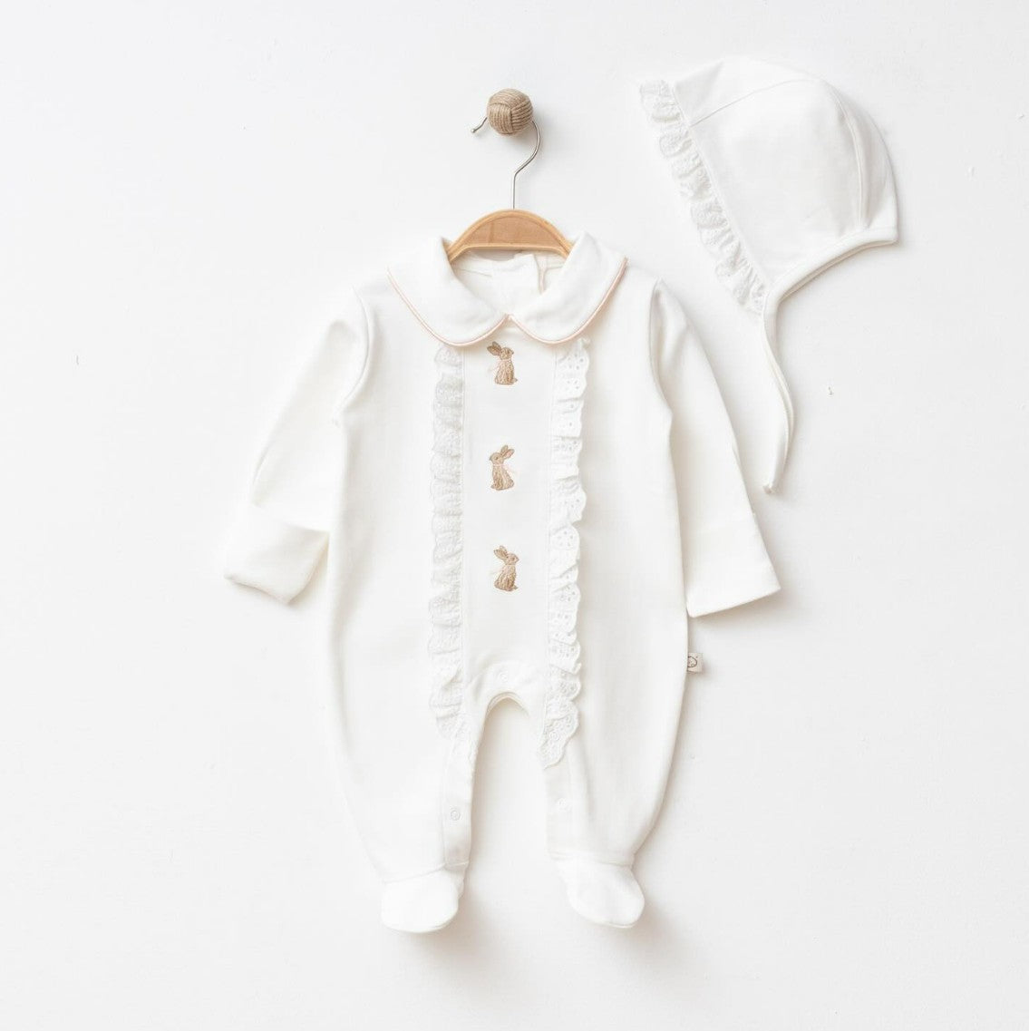 Ensemble bébé blanc élégant avec broderies lapins et béguin assorti 🤍👶