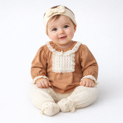 Ensemble naissance camel et écru avec dentelle – douceur et élégance pour bébé 🤍✨