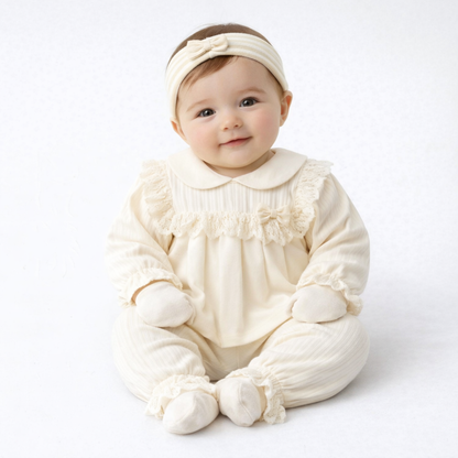 Ensemble naissance écru avec volants et nœud – douceur et élégance pour bébé 🤍✨