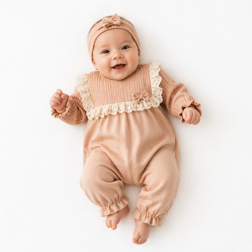Combinaison bébé élégante nude avec dentelle & bandeau – Style romantique 🤍🎀✨