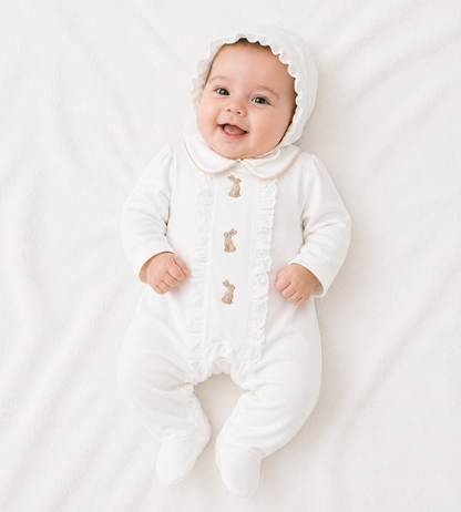 Ensemble bébé blanc élégant avec broderies lapins et béguin assorti 🤍👶