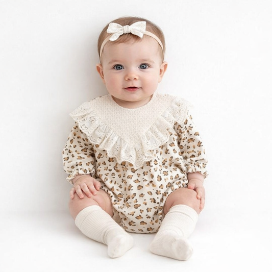 Ensemble Bébé 2 Pièces – Barboteuse Léopard & Col Dentelle Vintage