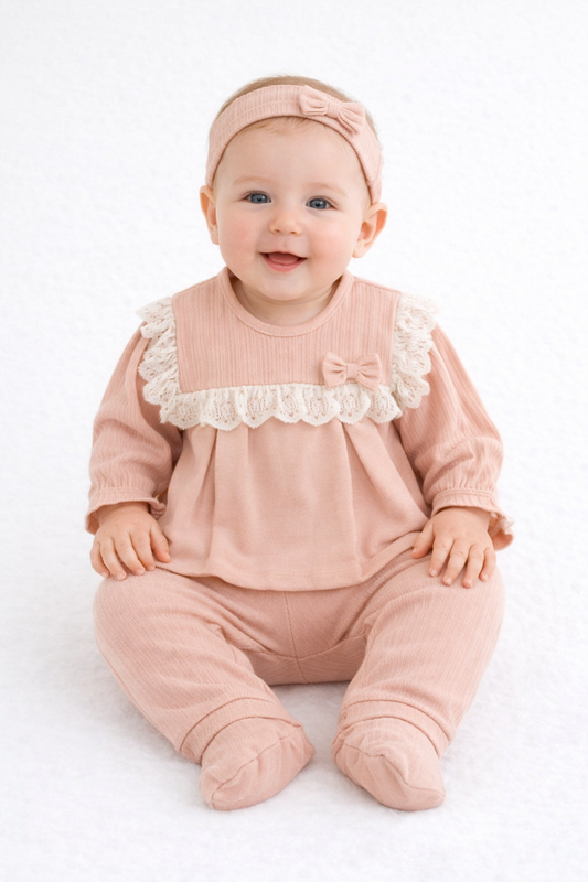 Ensemble naissance vieux rose “Tendresse Romantique” – Robe, pantalon & accessoires assortis 🌸✨