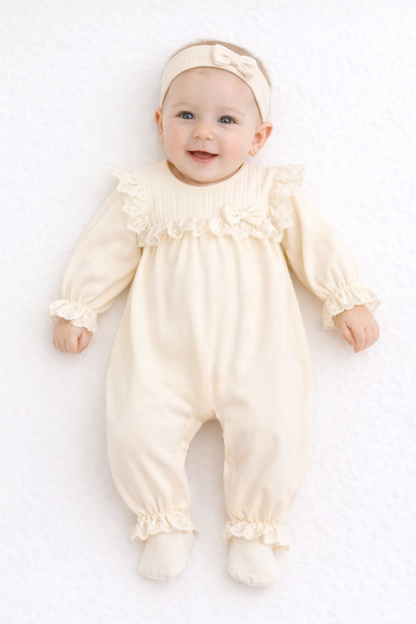 Ensemble naissance crème “Douceur & Élégance” – Combinaison à col volanté et bandeau assorti 🤍✨