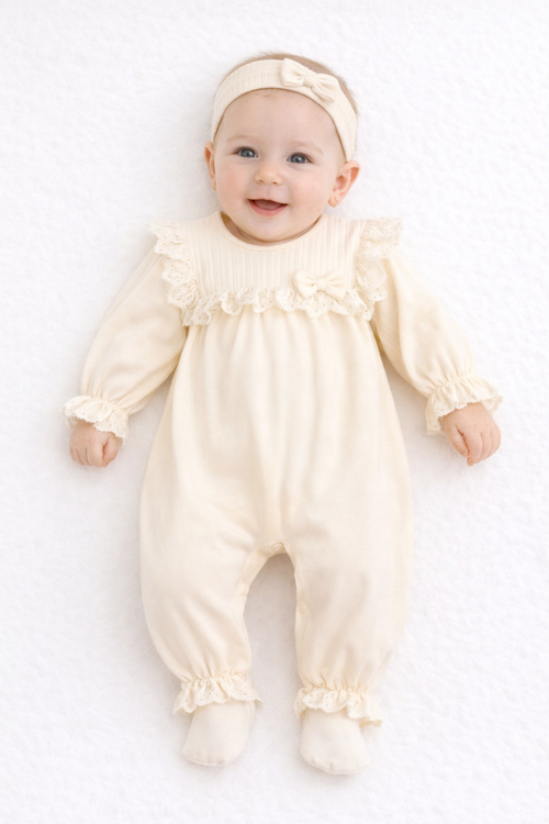 Ensemble naissance crème “Douceur & Élégance” – Combinaison à col volanté et bandeau assorti 🤍✨