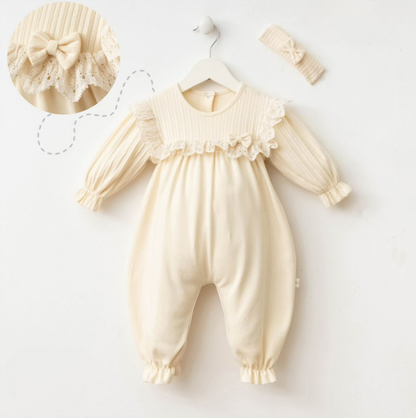 Ensemble naissance crème “Douceur & Élégance” – Combinaison à col volanté et bandeau assorti 🤍✨