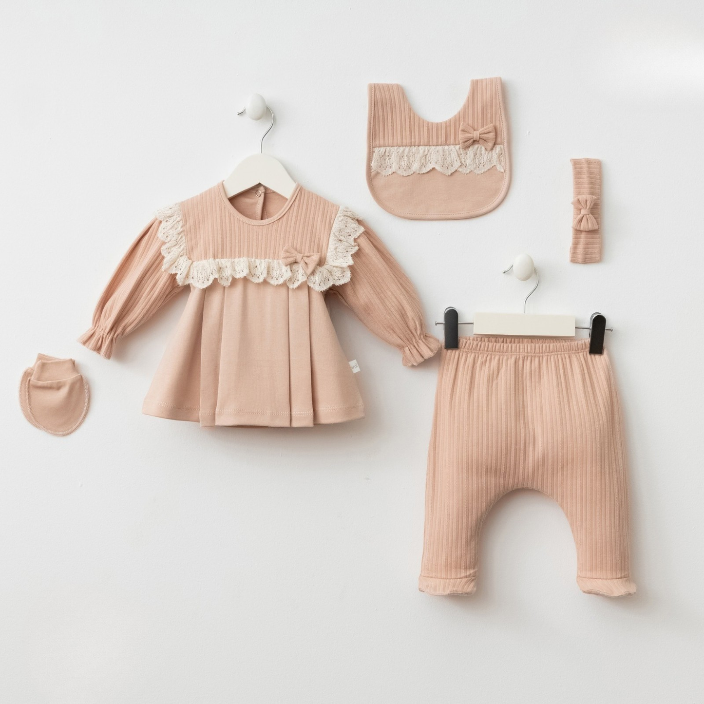 Ensemble naissance vieux rose “Tendresse Romantique” – Robe, pantalon & accessoires assortis 🌸✨