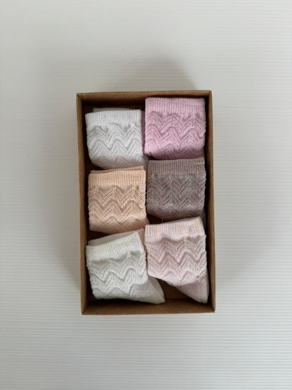 Coffret Naissance Chaussettes Bébé – Tons Poudrés & Élégants