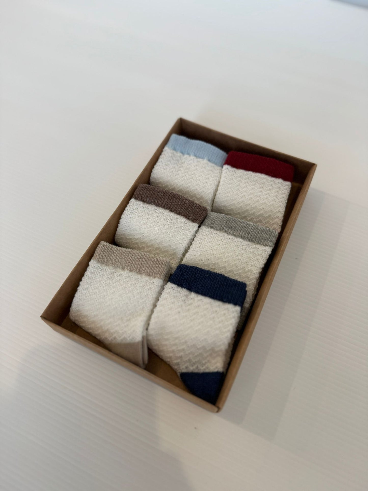 Coffret Naissance Chaussettes Bébé – Confort & Élégance