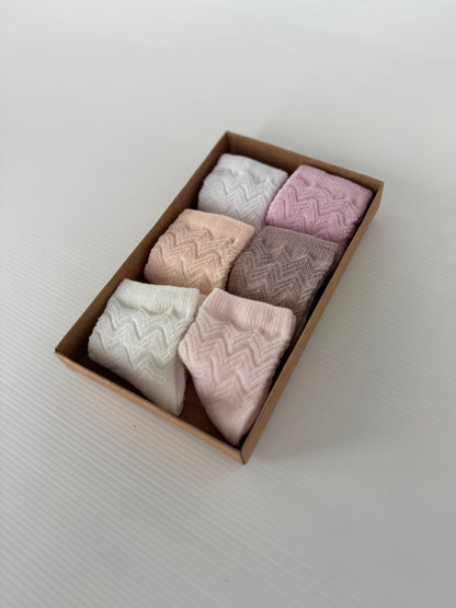 Coffret Naissance Chaussettes Bébé – Tons Poudrés & Élégants