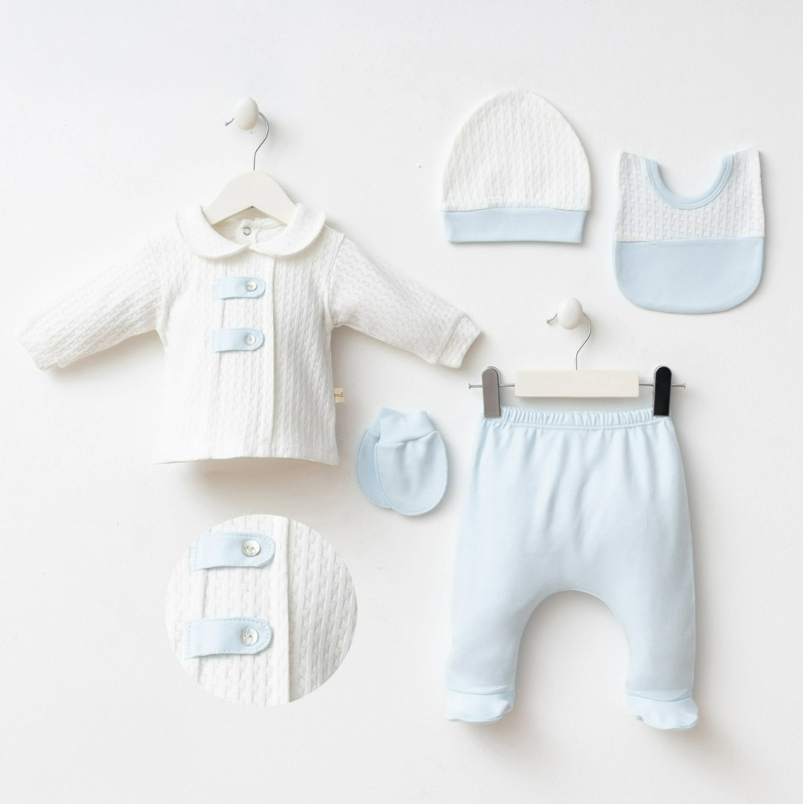 Ensemble naissance blanc et bleu ciel – douceur et élégance pour bébé 🤍🩵
