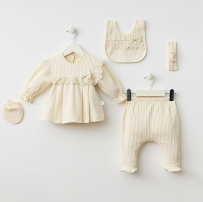 Ensemble naissance écru avec volants et nœud – douceur et élégance pour bébé 🤍✨