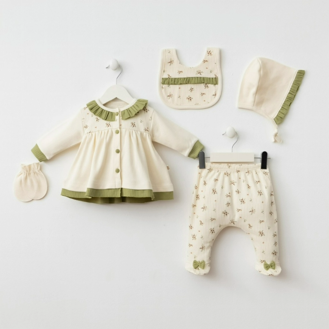 Ensemble naissance écru et vert sauge fleuri – douceur et élégance pour bébé 🤍🌿